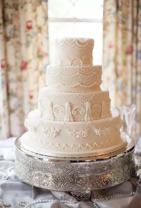 Nostalgic Wedding, Pretty Wedding Cakes, Traditional Wedding Cake, Lace Wedding Cake, All White Wedding, White Wedding Cakes, Simple Wedding Cake, White Wedding Cake, Wedding Cake Inspiration