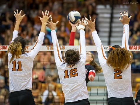 Volleyball Blocking, Volleyball Serving Drills, Cute Fanny Packs, Volleyball Rules, Spike Volleyball, Volleyball Serve, Volleyball Match, Youth Volleyball, Volleyball Set