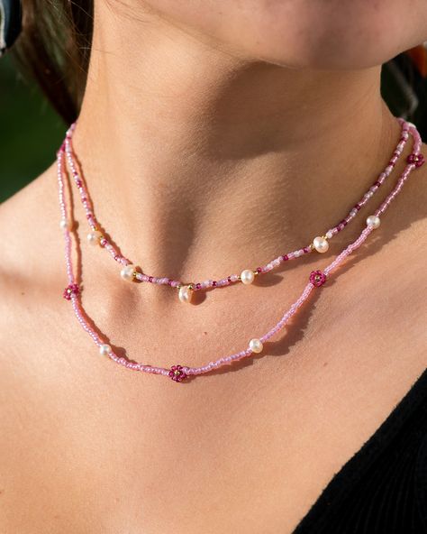 Pink beaded necklaces with pearls on model in sunlight Pulseras Kandi, Kalung Manik-manik, Pink Bead Necklace, Homemade Necklaces, Layered Beaded Necklaces, Layered Pearl Necklace, Pink Pearl Necklace, Beaded Necklace Diy, Beaded Jewels