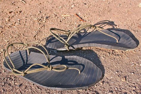 tire sandals Tire Sandals, Emergency Go Bag, Hippie Boy, Recycling Diy, Reuse Old Tires, Tire Swings, Leather Working Projects, Xero Shoes, Paracord Ideas