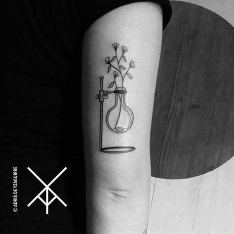 Small Science Tattoos, Biology Tattoo Ideas, Flask Tattoo, Biology Tattoo, Chemistry Tattoo, Simbolos Tattoo, Science Tattoo, Science Tattoos, Dna Tattoo