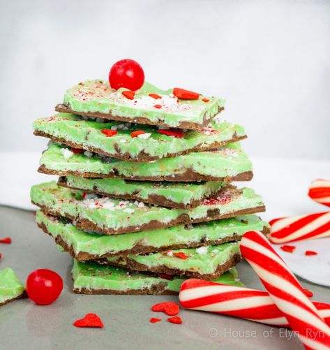 Grinch Peppermint Bark – House of Elyn Ryn #peppermintbark #grinch #grinchcandy #grinchfood Grinch Bark, Make A Grinch, Grinch Candy, Funfetti Frosting, Peppermint Truffles, Peppermint Bark Recipes, Dark Chocolate Bark, Cookie Crunch, Whoville Christmas