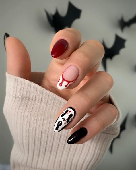 Mail Almond Shape, Short Round Nails Halloween, Scream Nails Short Coffin, Scream Inspired Nails Short, Simple Halloween Nail Art Short Nails, Halloween Nails At Home Easy, Nail Inspired Halloween, Scream Nails Easy, Halloween Nails Movies