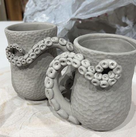 Creative Mugs Pottery, Mug With Unique Handle, Sculptural Mugs Clay, Ceramic Final Project Ideas, Coil Pottery Ideas Mugs, Weird Ceramic Mugs, Cool Clay Mugs, Mugs Ceramic Ideas, Creative Mugs Ceramics