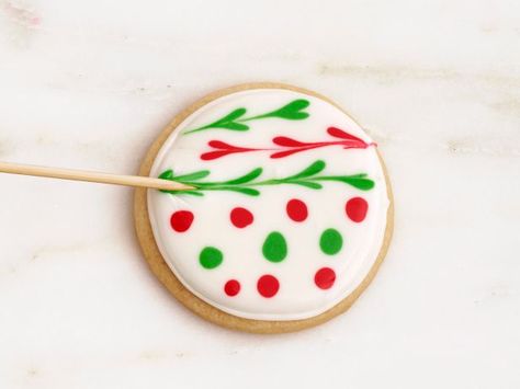 Holiday Garland: Step 2 : Drag a toothpick across the dots, alternating directions (wipe the toothpick after each drag). Round Christmas Cookies Decorated Easy, Decorating Round Sugar Cookies For Christmas, Round Sugar Cookie Christmas Designs, Christmas Sugar Cookie Designs Buttercream, Sugar Cookies For Christmas, Christmas Cutout Cookies Decorated Buttercream, Easy Christmas Cookies Decorating, Christmas Sugar Cookies Easy, Christmas Sugar Cookie Designs