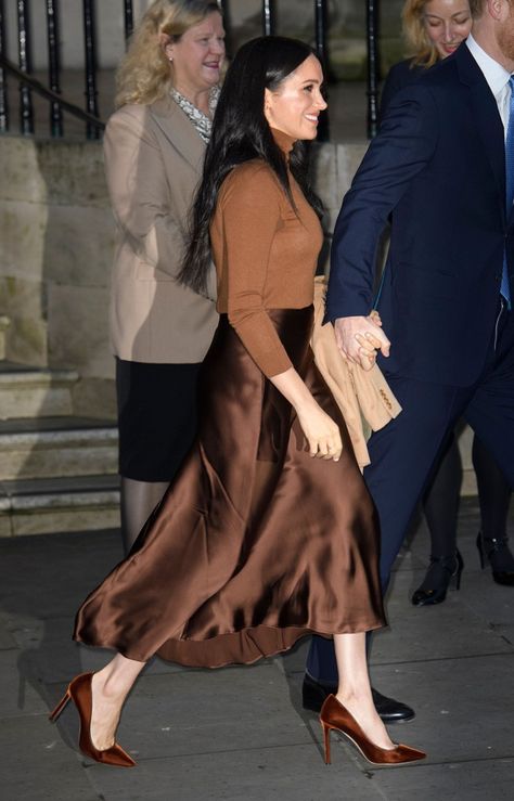 Meghan Markle in a tan coat, brown midi skirt and velvet Jimmy Choo pumps at Canada House in London. #meghanmarkle #duchessmeghan #duchessofsussex #jimmychoo #celebritystyle Velvet Skirt Outfit, Brown Dresses Outfit, All Brown Outfit, Brown Skirt Outfit, Silk Skirt Outfit, Brown Midi Skirt, Meghan Markle Outfits, Satin Skirt Outfit, Canada House