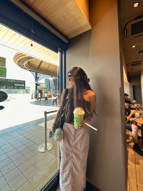 starbucks in japan >>> Starbucks Instagram Pictures, Starbucks Poses Instagram, Starbucks Selfie, Starbucks Girl, Japan Outfit, Insta Post, Photo Style, Instagram Pose, 2023 Fashion