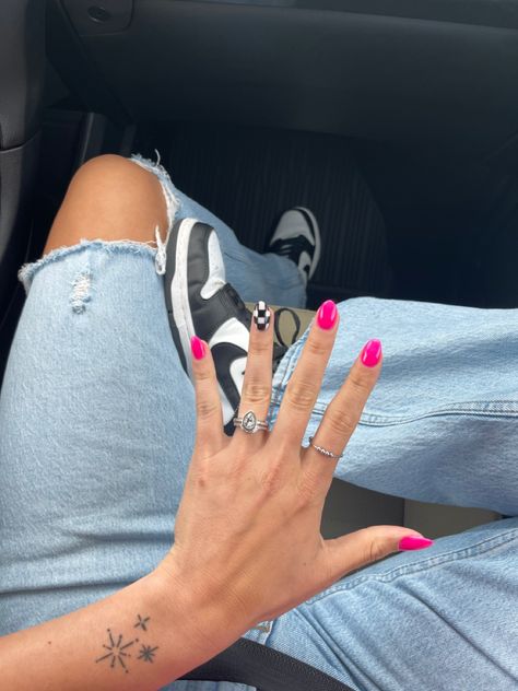 Pink Nails With Checkered, Oval Checkered Nails, One Checkered Nail, Racing Nails Designs Checkered Flag, Black And Pink Checkered Nails, Checkered Design Nails, Purple Nails Checkered, Cute Summer Nails Checkered, Hot Pink And Checkered Nails