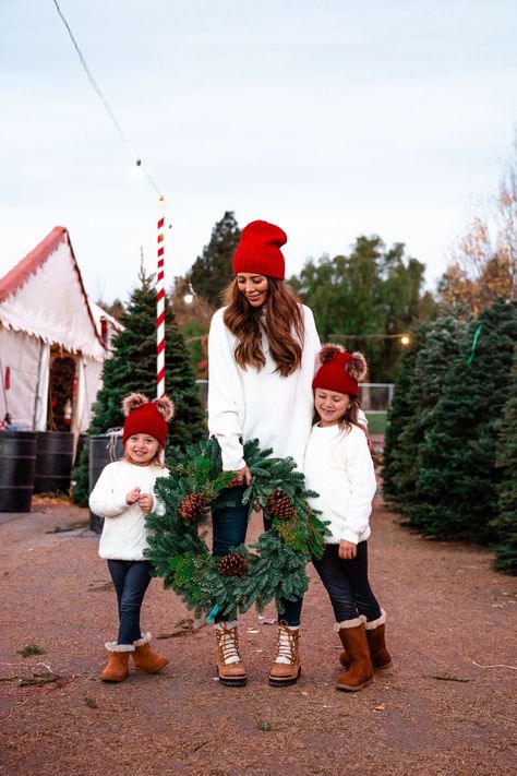 Family Christmas Outfit Ideas, Christmas Outfits Family, Christmas Outfit Family, Best After Christmas Sales, Christmas Card Outfits, 2000 Outfit, Barbiecore Outfit, Christmas Photos Outfits, Family Christmas Pictures Outfits