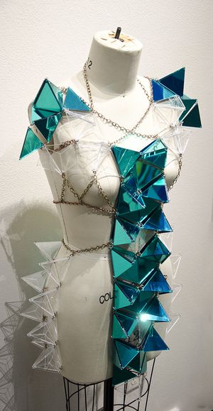 Geometric Fashion Design, World Of Wearable Art, Sculpture Fashion, Wearable Sculpture, Origami Fashion, Sculptural Fashion, Geometric Fashion, Fashion Geometric, Body Adornment