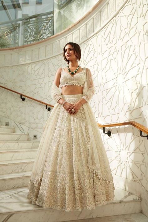 Off White Bridal Lehenga, Sangeet Outfit Bridal, White Lengha, Mehendi Outfits For Bride, White Bridal Lehenga, Indian Bridal Party, Wedding Lenghas, Indian Fits, Indian Bride Makeup