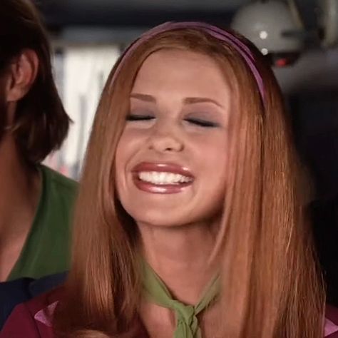 Sarah Michelle Gellar in Scooby-Doo (2002) Daphne Blake Hair, Daphne Blake Sarah Michelle Gellar, Daphne Scooby Doo Movie, Daphne 2002, Daphne Makeup Scooby Doo, Daphne Blake Makeup, Daphne Blake Icon, Sarah Michelle Gellar Daphne, Daphne Makeup