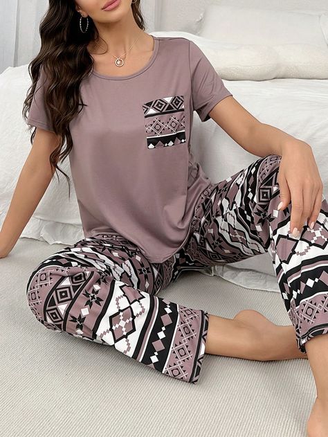 Conjunto de pijama de manga corta y pantalón largo de primavera/verano casual con estampado geométrico impreso y colores de contraste con bolsillos Rosa vieja     Tribal Conjunto Pantalón Elástico Ligero Todo Women Sleep & Lounge, size features are:Bust: ,Length: ,Sleeve Length: Ladies Pajamas Pyjama Sets, Korean Night Suit For Women, Korean Pajamas, Night Wears, Night Suit For Women, Pijamas Women, Pajama Fashion, Loungewear Outfits, Cute Pajama Sets