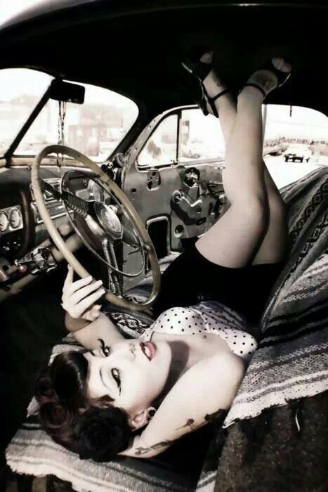 Stile Pin Up, Vintage Pin Ups, Pin Up Car, Mobil Mustang, Pinup Photoshoot, Pin Up Pictures, Pin Up Poses, Rockabilly Girl, Pin Up Photos