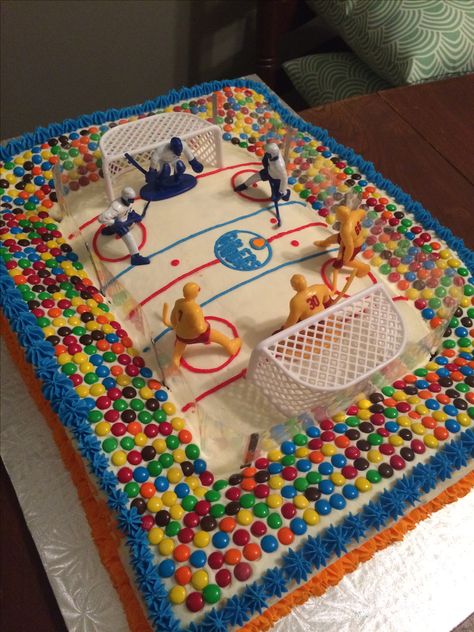 Hockey rink cake Diy Hockey Cake, Easy Hockey Cake, Hockey Rink Cake, Hockey Themed Cake, Hockey Cakes For Boys, Hockey Desserts, Hockey Cake Ideas, Hockey Birthday Cake, Hockey Birthday Party