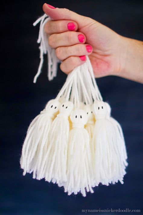 This "How To" could not be any easier for these spooktacular Ghost Tassels! | My Name Is Snickerdoodle Strašidelný Halloween, Halloweenpyssel Barn, How To Make Ghosts, Høstaktiviteter For Barn, Veselý Halloween, Dekorasi Halloween, Adornos Halloween, Easy Halloween Crafts, Manualidades Halloween