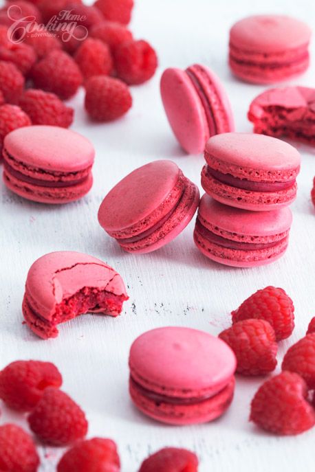 Macaron Pistache, Raspberry Macaroons, French Macaroon Recipes, Raspberry Macarons, Strawberry Macaron, Kue Macaroon, Macaron Flavors, Macaron Cookies, Italian Meringue