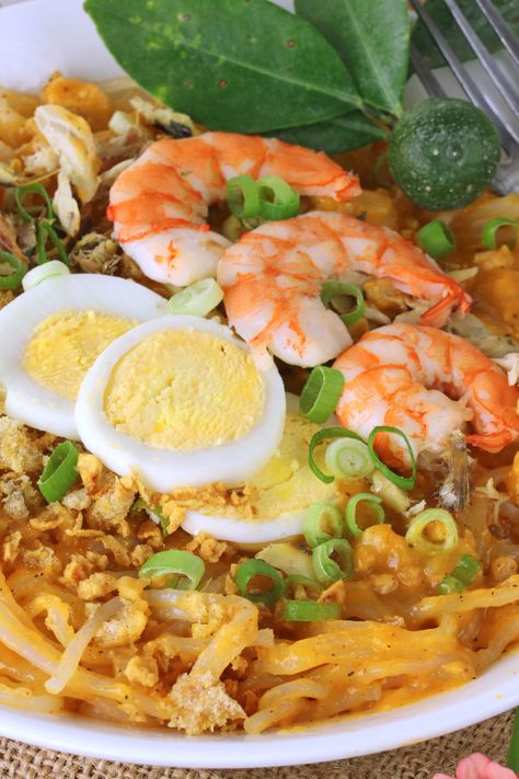 Cheap Filipino Meals, Pancit Palabok Recipe, Palabok Recipe, Pancit Palabok, Pancit Recipe, Foxy Folksy, Pork Pasta, Pinoy Foods, Filipino Dish