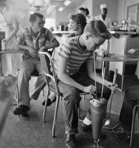 1950s Aesthetic, 50s Aesthetic, Robert Doisneau, Lincoln Nebraska, Soda Fountain, Va Va Voom, Shooting Photo, White Photos, Vintage Life