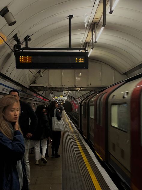 London College Student Aesthetic, London Student Accommodation, London College Of Communication, London Fashion Student Aesthetic, City Student Aesthetic, England Student Aesthetic, London Student Life Aesthetic, Student In London, London University Life