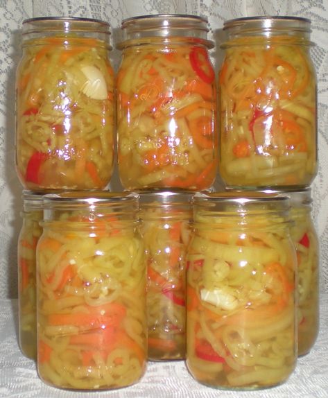 Hungarian Wax Peppers, Hungarian Peppers, Peppers In Oil, Peppers Pickled, Wax Peppers, Canning Hot Peppers, Pickled Sweet Peppers, Pickled Pepper Recipe, Canning Peppers