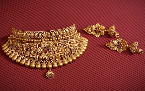 Indian Bridal Choker Necklace Set, Gold Jewellery For Wedding, Gold Neck Piece Jewellery, Choker Set Gold Jewellery Designs, Gold Sets Jewelry Indian Design Simple, Wedding Gold Jewellery Indian, Necleses Jewelry Gold Indian, Gold Jwellery Design Indian Jewelry, Gold Jewelry Simple Necklace Indian