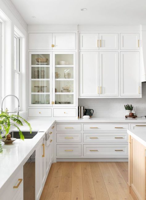 High End White Kitchens, Modern Classic Interior Kitchen, European Kitchen Design Modern, European Style Homes Interior, White Kitchen Classic, Classic White Kitchen Design, American Classic Kitchen, Chic Kitchen Design, White Classic Kitchen