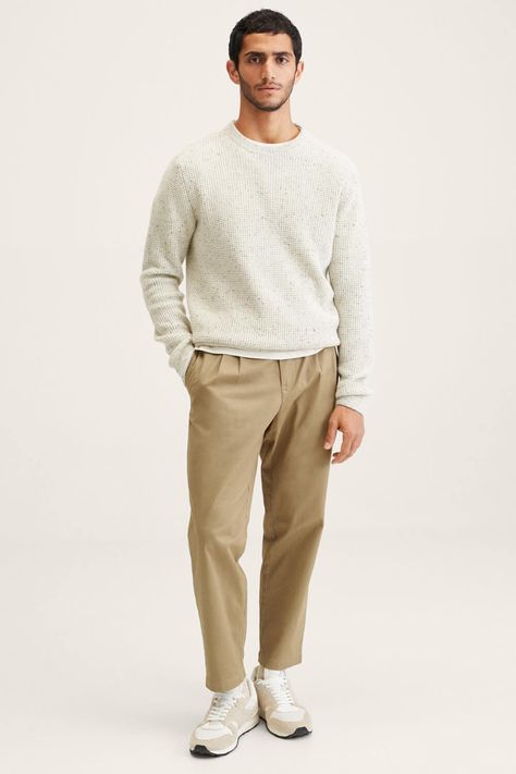 Kakis Pants Outfit Men Formal, Chinos And Sweatshirt Men Outfit, Guys Khaki Pants Outfit, Beige Sneakers Outfit Men, Khaki Trousers Outfit Men, Beige Chinos Men Outfits, British Khaki Pants Outfit Men, Mens Khaki Pants Outfit, Men’s Khaki Pants Outfit