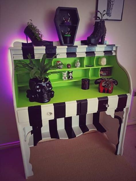 Beetlejuice Bedroom Decor, Diy Weird Home Decor, Beetlejuice Bedroom Ideas, Beetlejuice Room Ideas, Tim Burton Bedroom, Horror Furniture, Beetlejuice Bedroom, Beetlejuice Room, Lights For Christmas