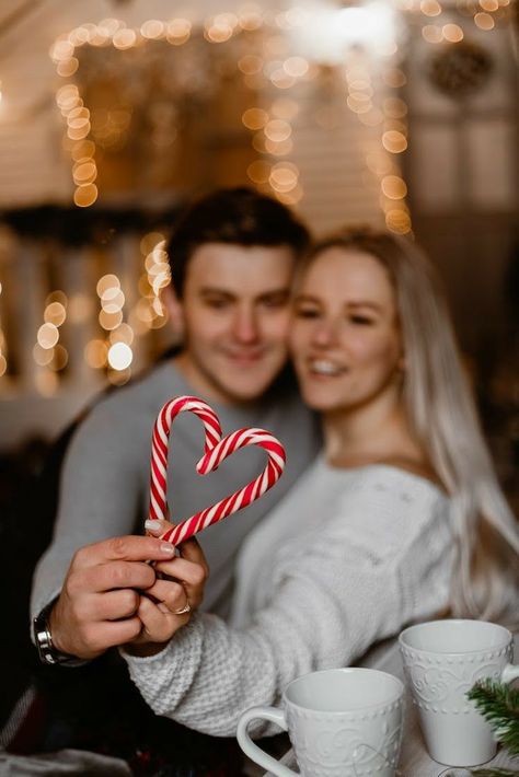 Simple Christmas Photoshoot Indoor, Christmas Card Photo Ideas For Couples At Home, At Home Christmas Photoshoot Couple, In Home Christmas Photoshoot Couple, Diy Christmas Family Photo, Christmas Pajamas Photoshoot, Christmas Decor Diy Crafts, Christmas Photography Couples, Christmas Ideas Diy