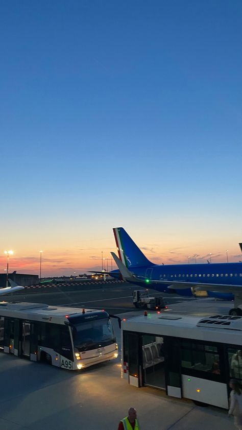 #italy #italiansummer #airport #airplanes #sunset #goldenhour Airport Sunset Aesthetic, Rome Airport Aesthetic, Italy Airport Aesthetic, Italy Airport, Airport Sunset, Rome Airport, Lecce Italy, Bergamo Italy, Greece Trip