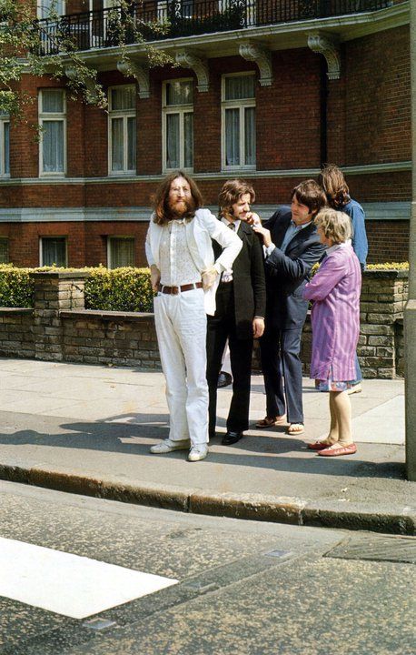 The Beatles, just before crossing the road in making the world's most famous album cover. Stuart Sutcliffe, Foto Langka, Linda Mccartney, Beatles Abbey Road, Palaye Royale, Rock N’roll, The Fab Four, I'm With The Band, Foto Vintage