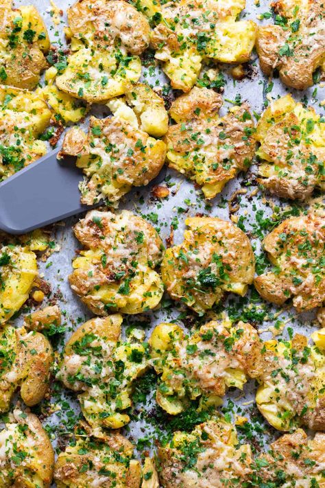 Smashed Breakfast Potatoes, Viral Smashed Potatoes, Pan Fried Smashed Potatoes, Smashed White Potatoes, Crunchy Smashed Potatoes, Steak And Smashed Potatoes, Smashed Potato Bites, Potato Smashers Recipe, Smashed Potatoes Deutsch