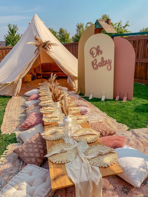 Boho baby shower in Idaho. Boho Tent Decor, Baby Shower Picnic Ideas, Baby Shower Boho Theme, Picnic Baby Shower Ideas, Tent Baby Shower, Baby Shower Picnic, Champagne Walls, Boho Venue, Picnic Business