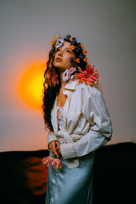 Flower Field Aesthetic Outfits, Flower Photography Portrait, Flowers Photo Shoot Ideas, Flowers In Hair Photoshoot, Magazine Photoshoot Ideas, Latina Photoshoot, Flower Photoshoot Editorial, Leica M11, Floral Photoshoot