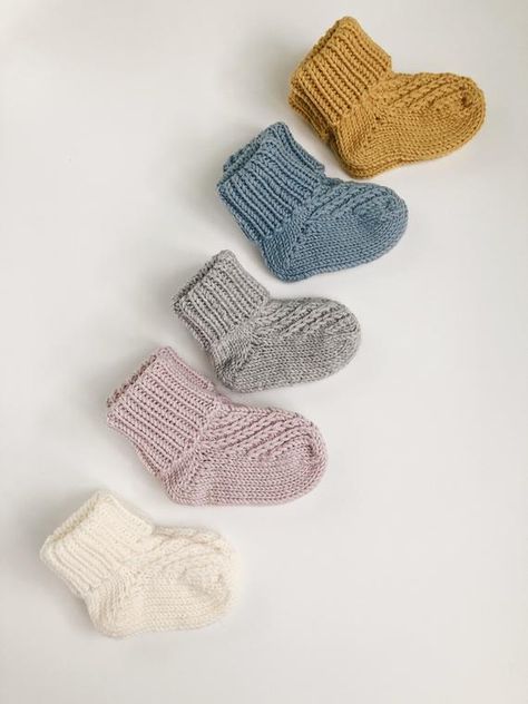 Newborn Knitting Patterns Free, Newborn Knitting Patterns, Stickbeskrivning Barn, Knitted Baby Socks, Newborn Knitting, Baby Socks Knitting Pattern, Baby Socks Knit, Newborn Socks, Merino Wool Socks