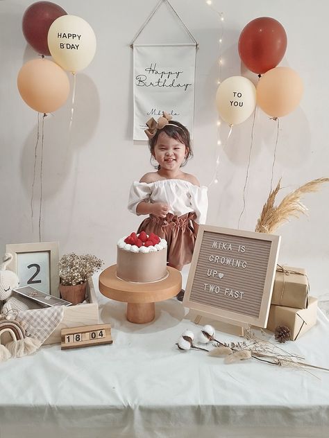 2nd Birthday Decorations At Home, Boho Style Birthday Decor, 2nd Birthday Simple Decor, Simple 2nd Birthday Photoshoot, Simple 2nd Birthday Decorations, Nordic Birthday Party, Two Year Old Birthday Picture Ideas, Birthday Table Decorations At Home, Simple 2 Year Birthday