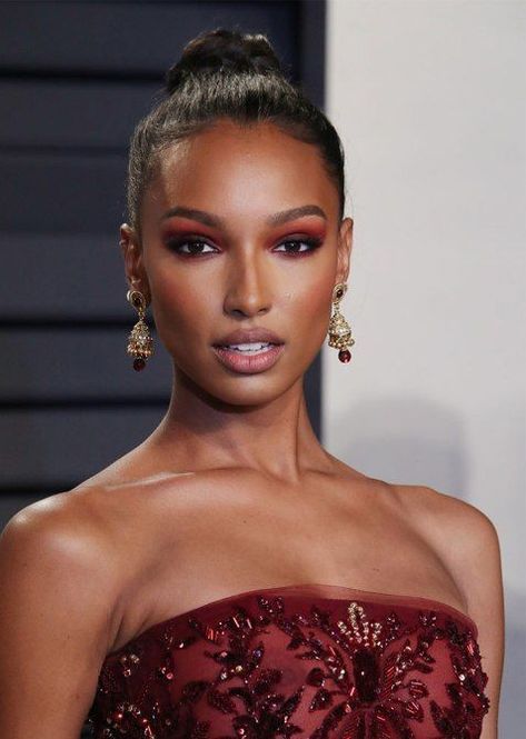 23 Red Dress Makeup Ideas Hairstyling Tips for Perfect Look Red Make Up Looks On Black Women, Red Makeup Black Women, Make Up Looks For Red Dress, Make Up On Black Women, Make Up Black Women, Jasmin Tookes, Black Women Celebrities, Classy Hairstyles, Celebrity Makeup Looks