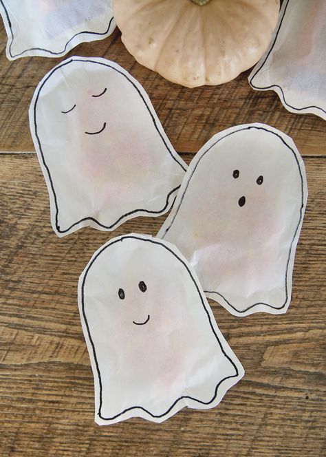 Diy Paper Treat Bags, Ghost Treat Bags Diy, Ghost Bags Diy, Halloween Goodie Bags Diy, Ghost Goodie Bags, Decorate Halloween Bags, Halloween Treats Bags For Kids, Halloween Diy Treat Bags, Diy Halloween Gift Bags