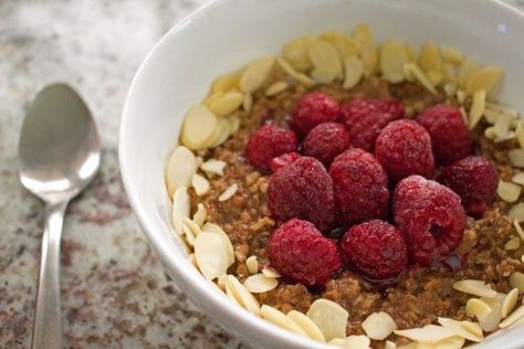 This yummy and low FODMAP raspberry chocolate almond oatmeal bowl is a healthy and balanced breakfast! Fodmap Elimination Phase, Almond Oatmeal, Banana Oat Cookies, Fodmap Breakfast, Oatmeal Flavors, Low Fodmap Snacks, Fodmap Snacks, Raspberry Oatmeal, Oatmeal Porridge