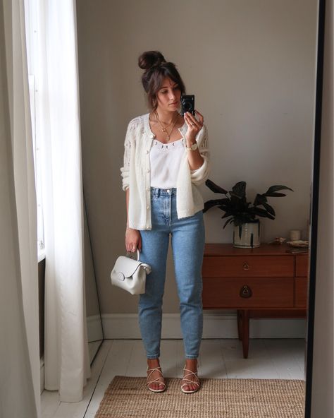 Stradivarius slim mom jean with … curated on LTK Rosie Ann Butcher, Ootd Mom Jeans, Slim Jeans Outfit, Classy Fashion Chic, Mom Jeans Outfit Summer, Bbq Outfits, Slim Mom Jeans, Mom Jeans Outfit, Simple Summer Outfits