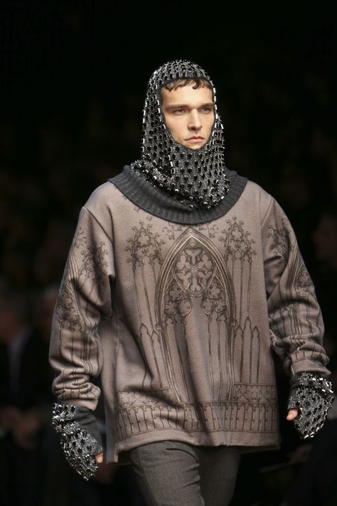 Dolce&Gabbana Winter 2015 men's collection reflects inspirations from all things archaic and gothic! Knight Fashion Men, Knight Fashion, Trendy Winter Fashion, Dolce And Gabbana Man, Urban Dresses, Fashion Winter, Fashion Quotes, Gothic Jewelry, Mens Fashion Trends