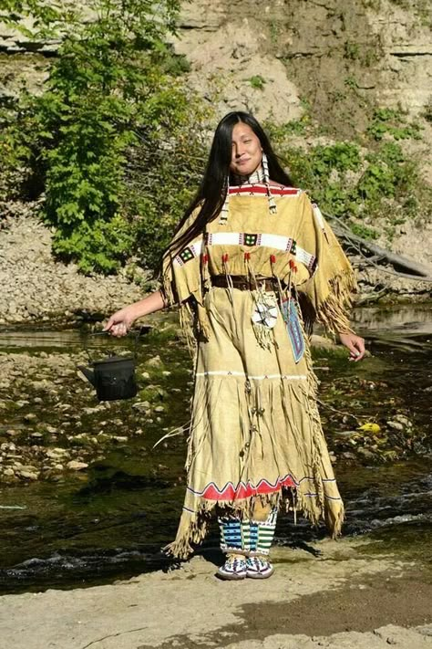 American Indian Clothing, American Indian Girl, Native American Dress, Native American Woman, Native Dress, Native American Clothing, Native American Pictures, Native American Artwork, Native American Peoples