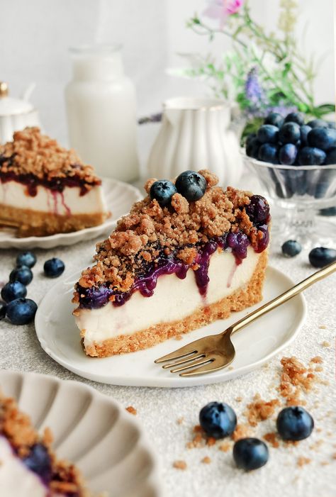 Vegan Blueberry Crumble, Blueberry Crumble Cheesecake, Crumble Cheesecake, Lemon Meringue Cheesecake, Vegan Cheesecake Recipe, Cookie Crisp, Blueberry Topping, Salted Caramel Brownies, Vegan Caramel