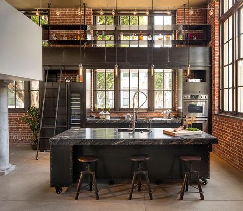 Modern industrial style combines aesthetics with ergonomics [Design: Muratore Construction + Design] Loft Estilo Industrial, Industrial Decor Kitchen, Modern Industrial Kitchen, Arched Cabin, Kitchen Natural, Interior Dapur, Industrial Kitchen Design, Loft Kitchen, Industrial Style Kitchen