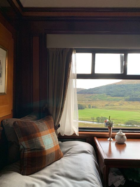 An Overnight Train Journey Through Scotland - Polly Ruth Overnight Train Aesthetic, Edinburgh Home, Scotland Travel Aesthetic, Scotland Train, Edinburgh Scotland Aesthetic, Scotland Honeymoon, Uk Autumn, Overnight Train, Scotland Aesthetic