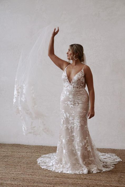 Fitted Wedding Dress For Curvy, Transition Wedding Dress, Fit And Flare Wedding Dress Plus Size, Elegant Plus Size Wedding Dress Curvy Bride, Lace Wedding Dress Plus Size, Winery Wedding Dress, Vintage Lace Wedding Dresses, Crepe Dresses, Fitted Lace Dress