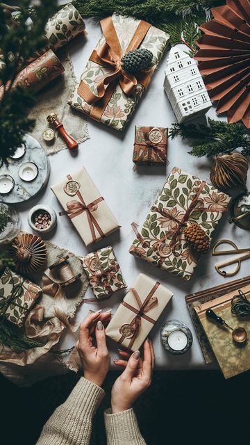 Hygge Christmas Wrapping, Victorian Gift Wrapping, Christmas Gift Wrapping Ideas Aesthetic, Boho Christmas Gift Wrapping, Vintage Christmas Gift Wrapping Ideas, Yule Gift Wrapping, Christmas Gift Aesthetic Ideas, Autumn Gift Wrapping, Vintage Christmas Wrapping Ideas