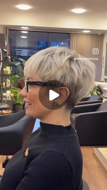 BarberiasDelMundo on Instagram: "Blonde Pixie by @kadirdonmezofficiial ✂️ 📸 @op.dr.melekbuyukkinaci" Short Blonde Pixie, Short Sassy Haircuts, Hair Inspiration Short, Growing Out Short Hair Styles, Messy Short Hair, Short Hair Styles For Round Faces, Very Short Hair, Short Hair Updo, Short Blonde