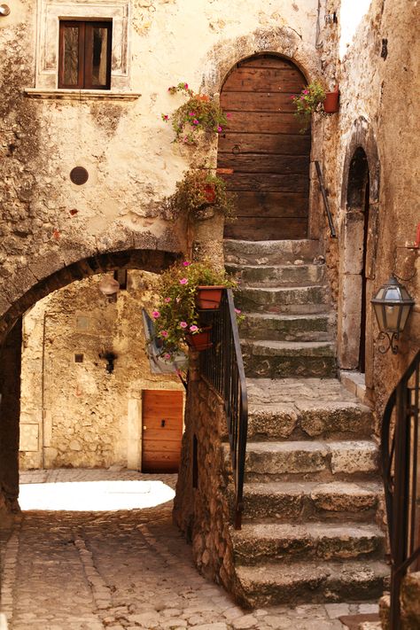 فن الرسم بالمسامير, Santo Stefano, Stone Steps, Fotografi Vintage, Italy Aesthetic, Hus Inspiration, Northern Italy, Old Buildings, Pretty Places